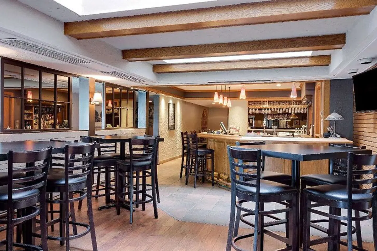 RAMADA PINEWOOD PARK RESORT NORTH BAY Bar