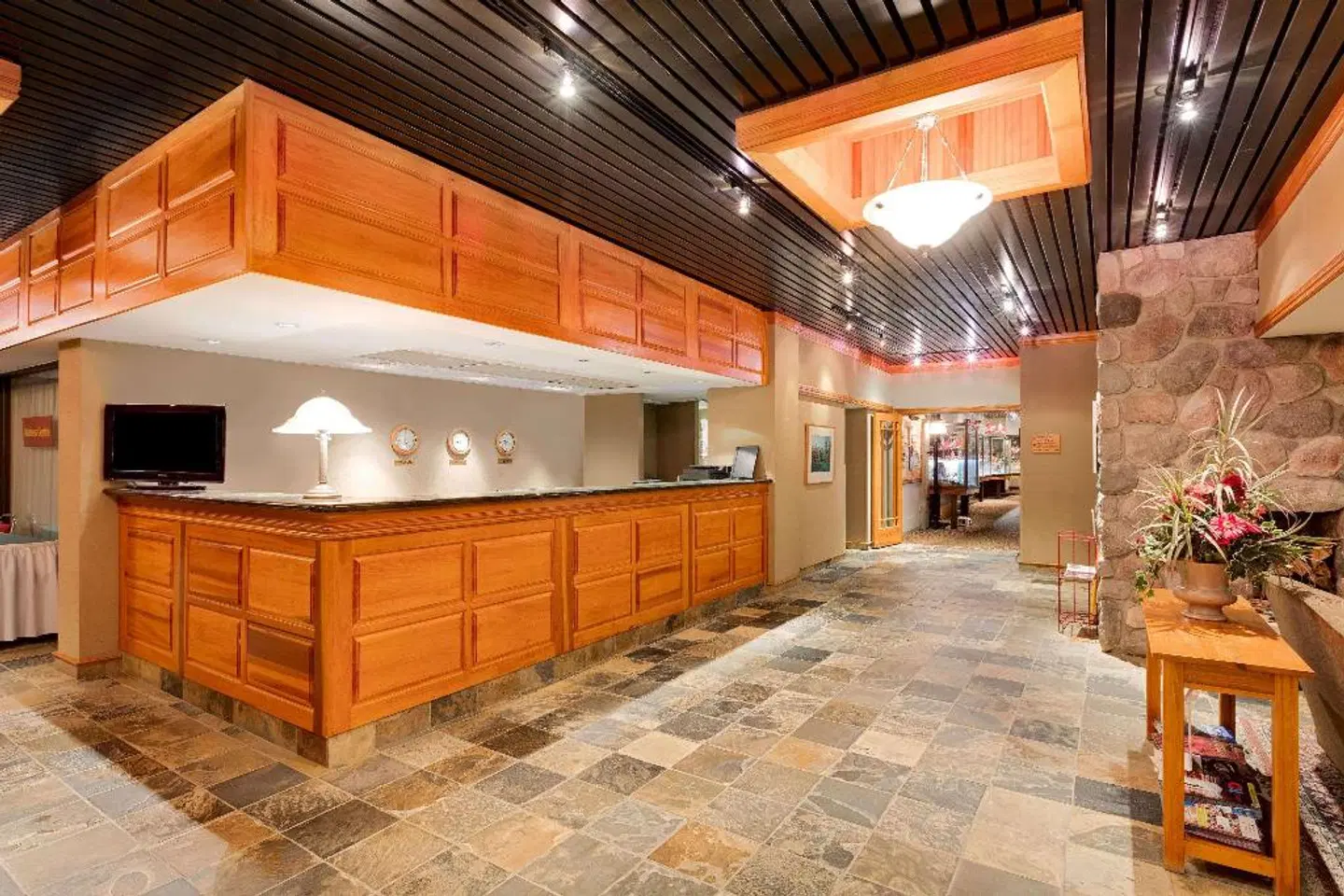 RAMADA PINEWOOD PARK RESORT NORTH BAY LOUNGE_LOBBY
