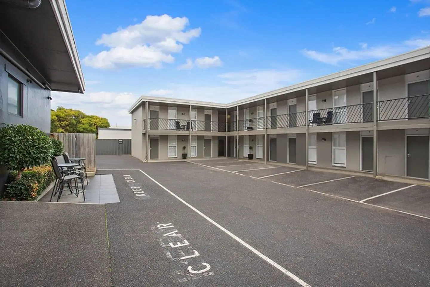 Comfort Inn Western EXTERIOR