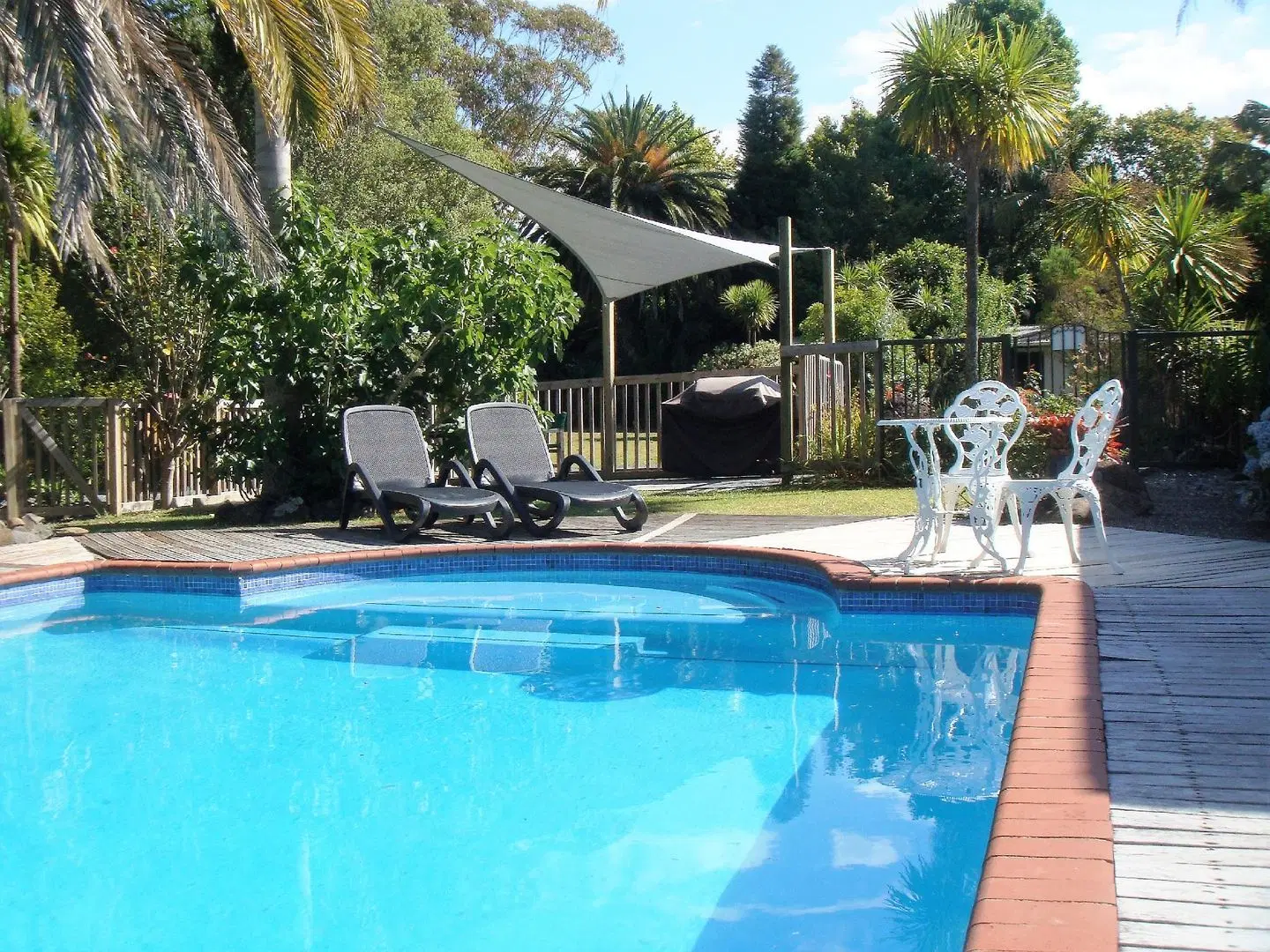 Colonial House Motel OUTDOOR_POOL