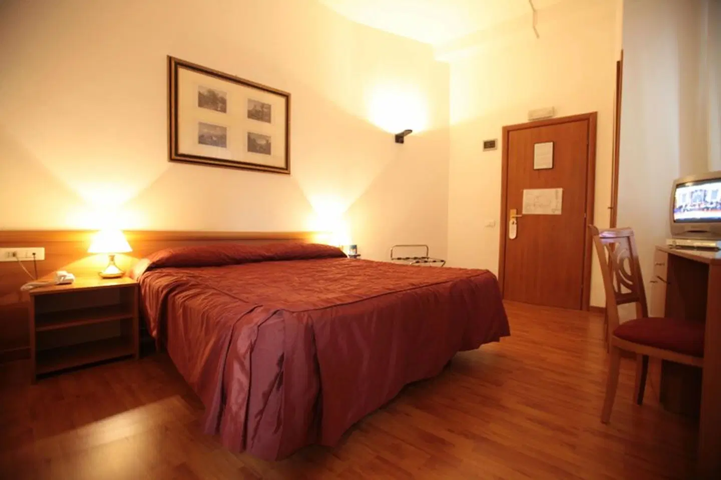 Genius Hotel Downtown ROOM_EXAMPLE