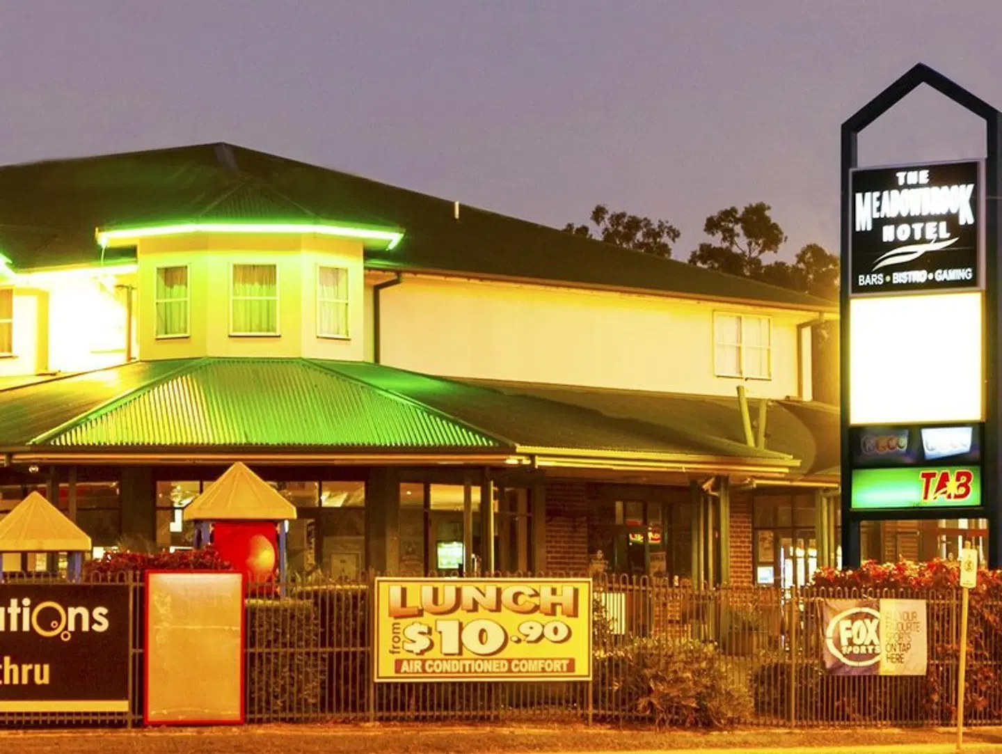 Meadowbrook Hotel Brisbane EXTERIOR