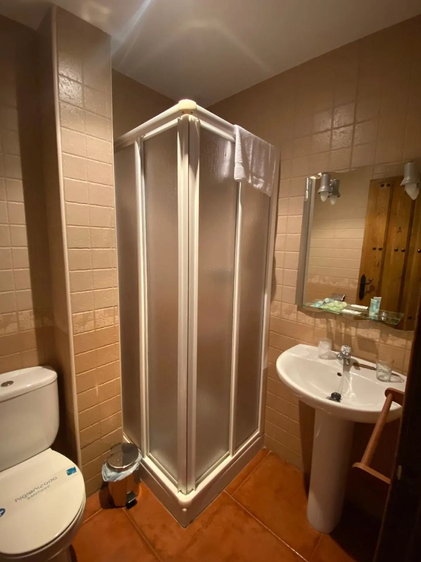 Hostal El Descanso del Emperador BATHROOM