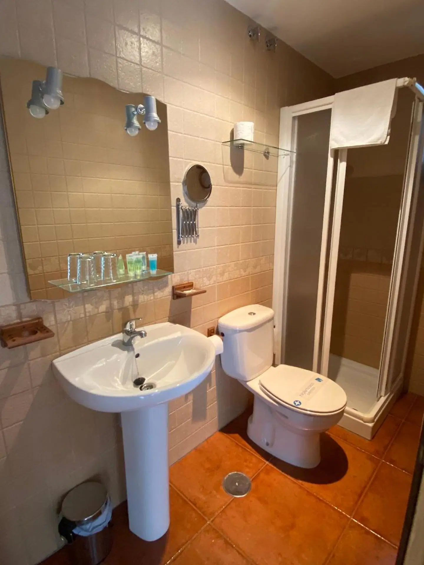 Hostal El Descanso del Emperador BATHROOM