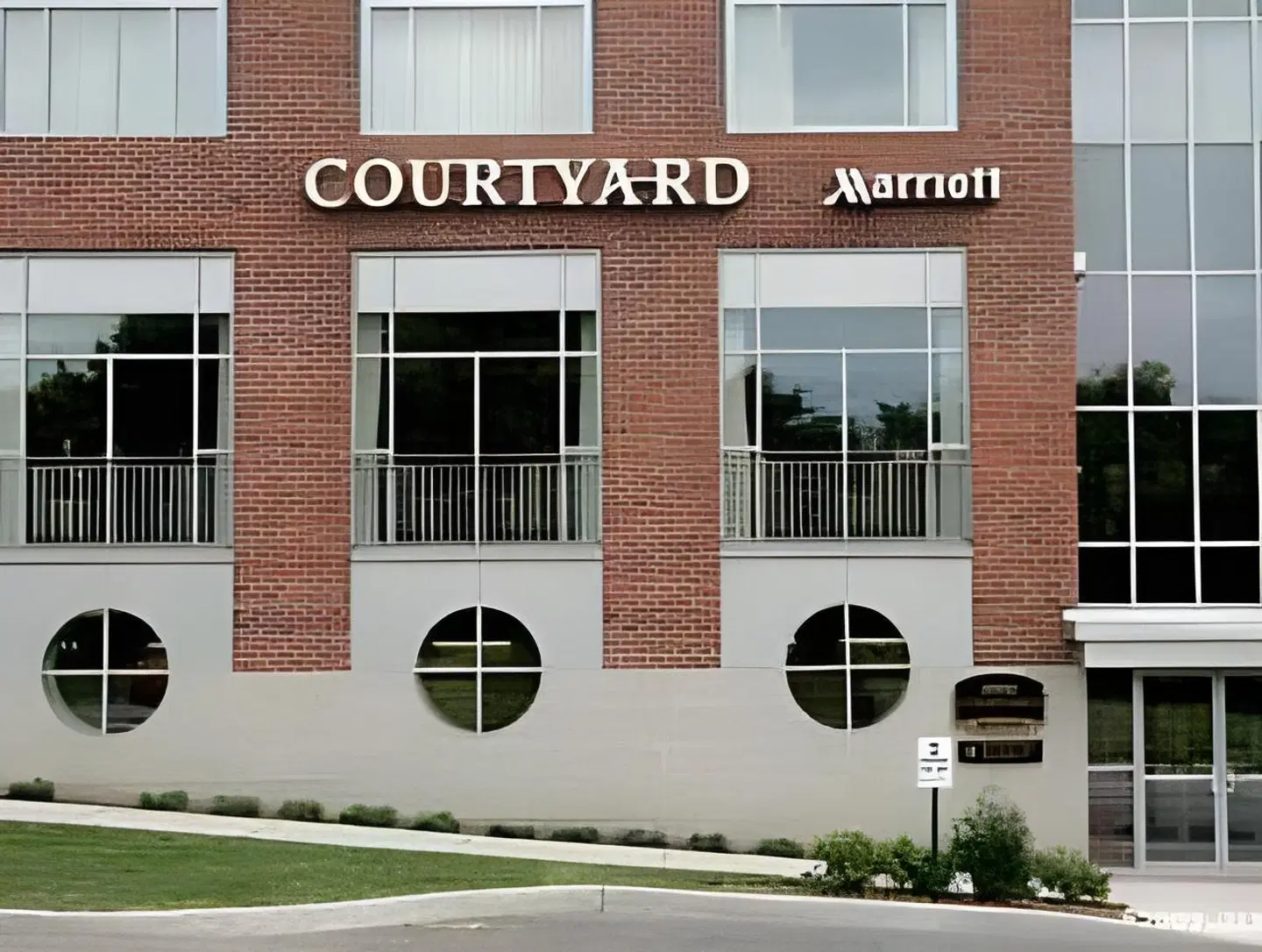 Courtyard by Marriott Burlington Harbor EXTERIOR