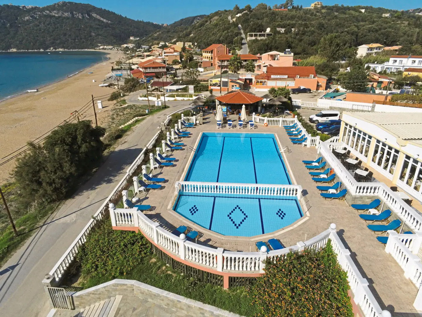 Belle Helene EXTERIOR
