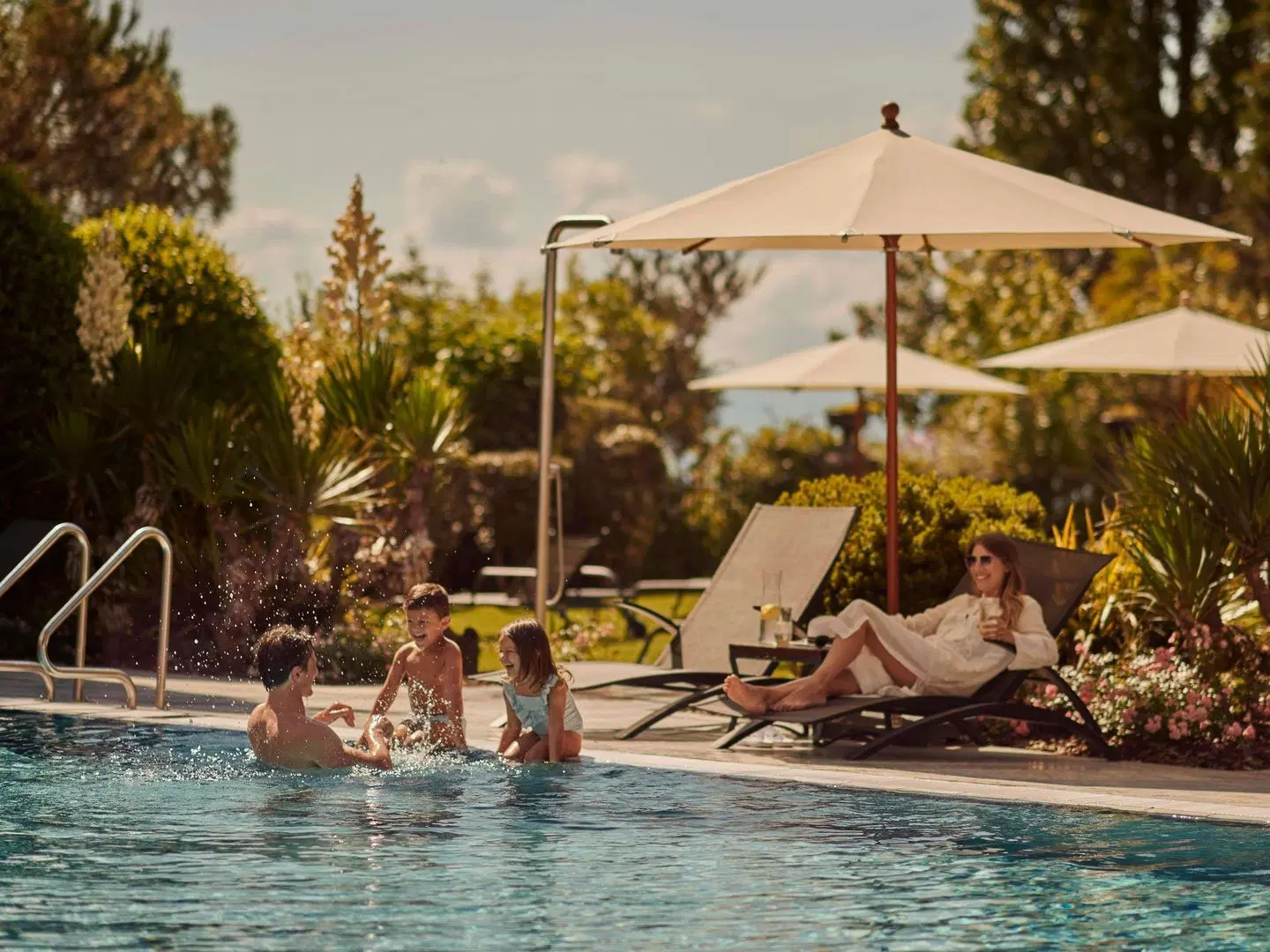 Fairmont Le Montreux Palace OUTDOOR_POOL