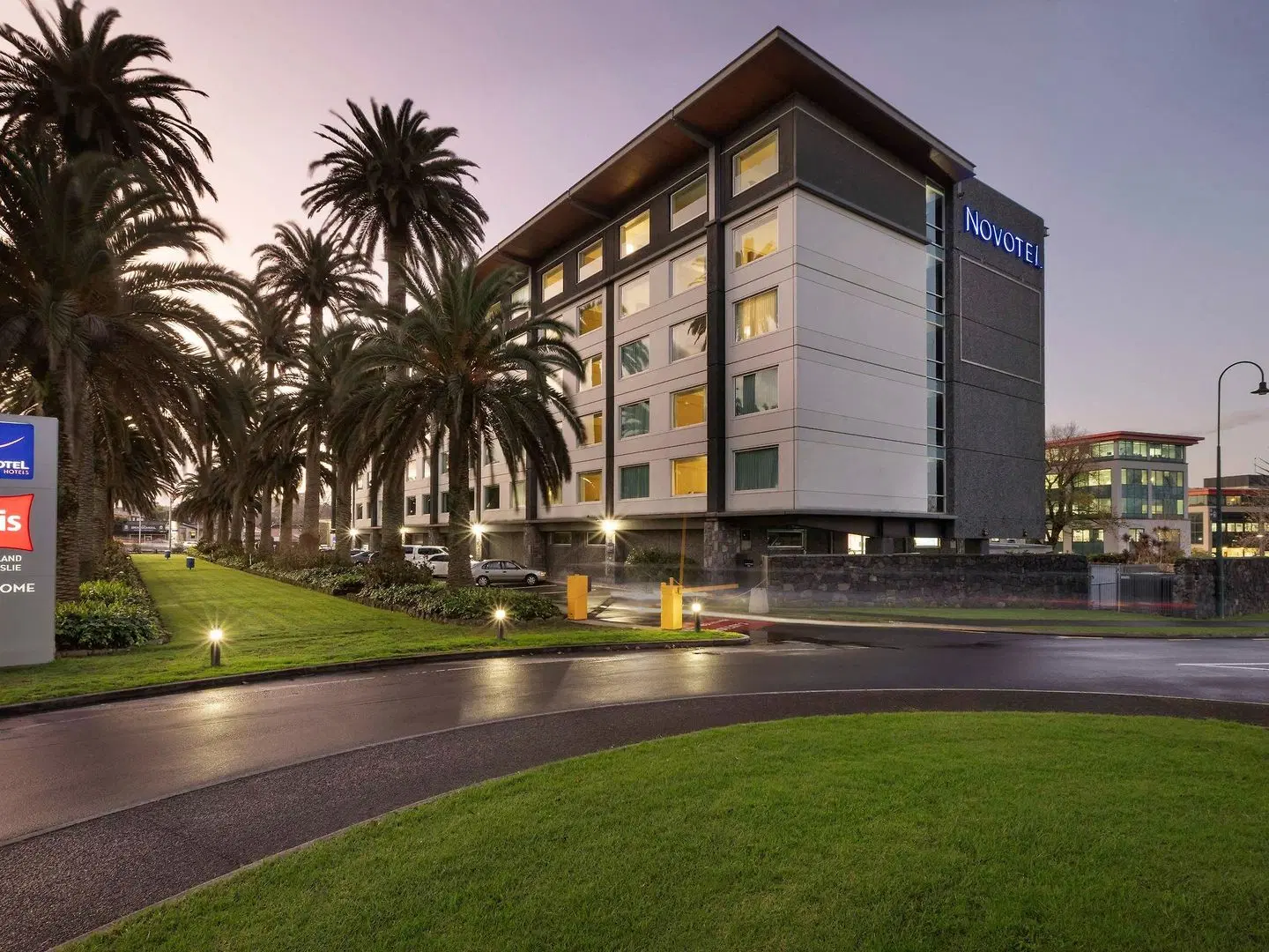 ibis Auckland Ellerslie EXTERIOR