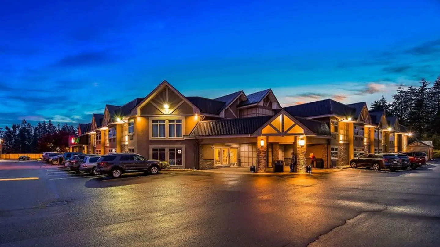 Best Western Plus Regency Inn & Conference Centre EXTERIOR