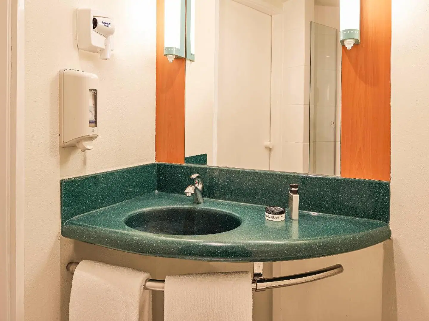 ibis Monterrey Valle Badezimmer