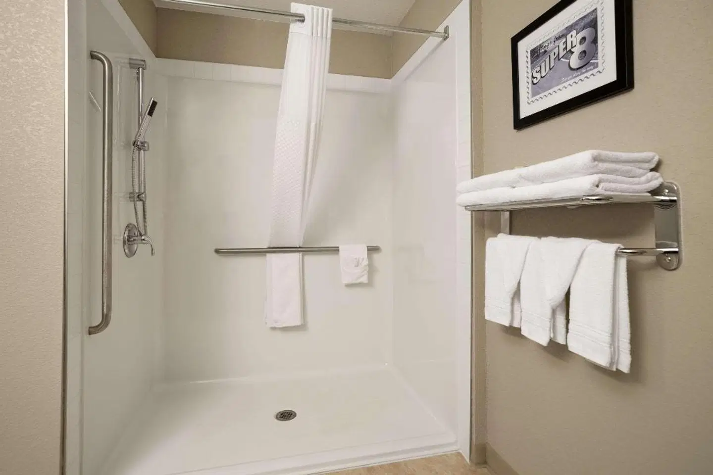 Home Inn & Suites Lloydminster Badezimmer
