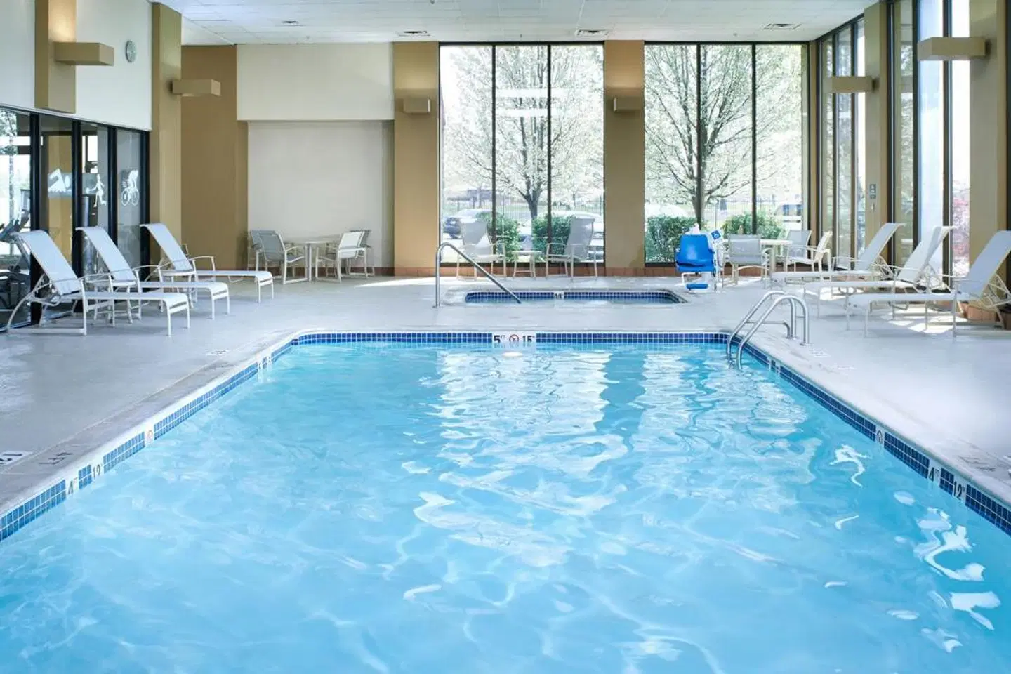 DoubleTree by Hilton Dearborn Hallenbad
