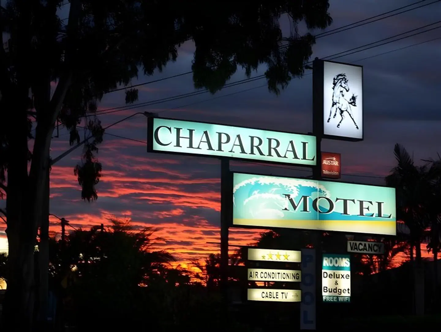 Chaparral Motel EXTERIOR