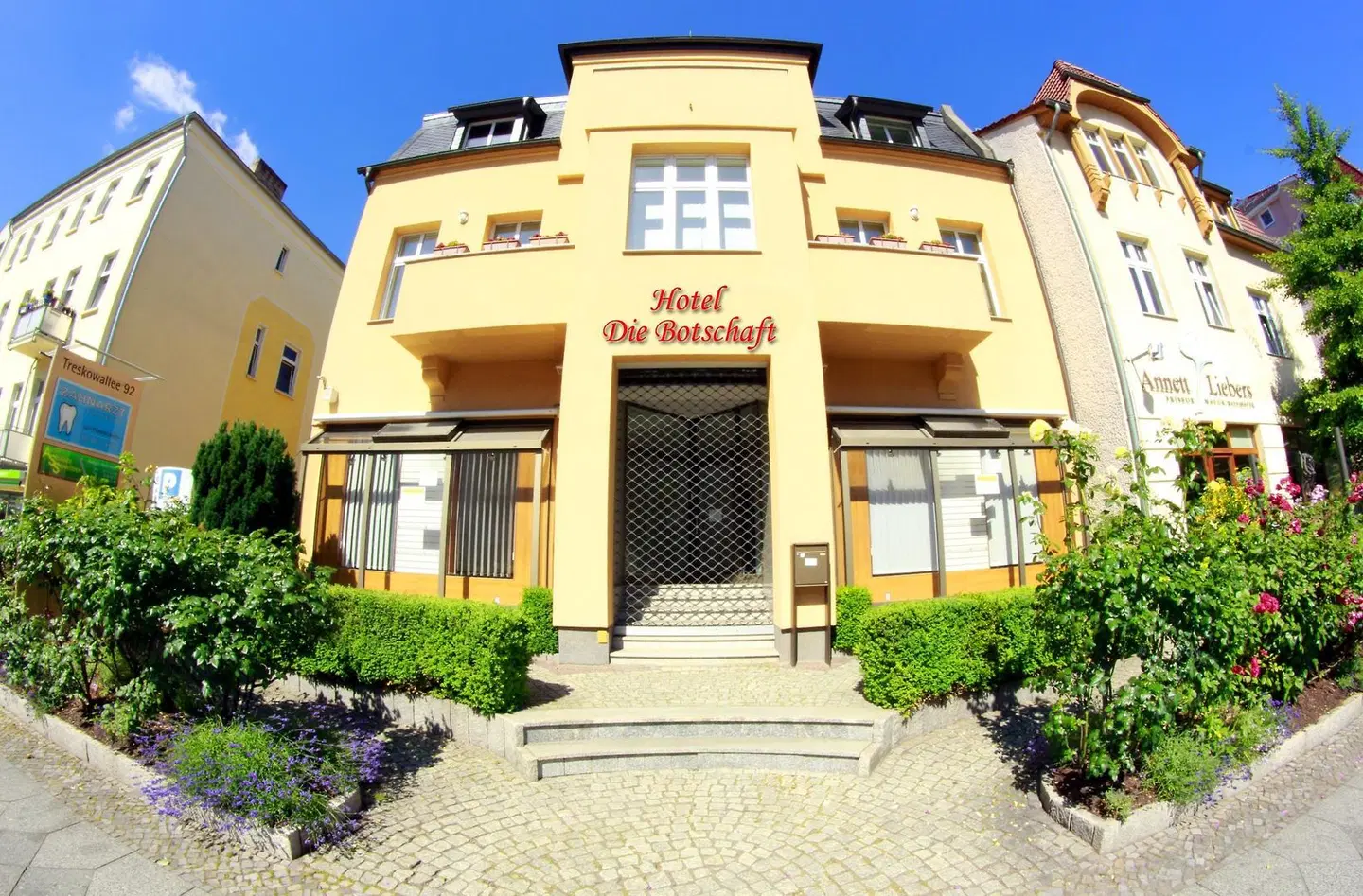 Die Botschaft EXTERIOR
