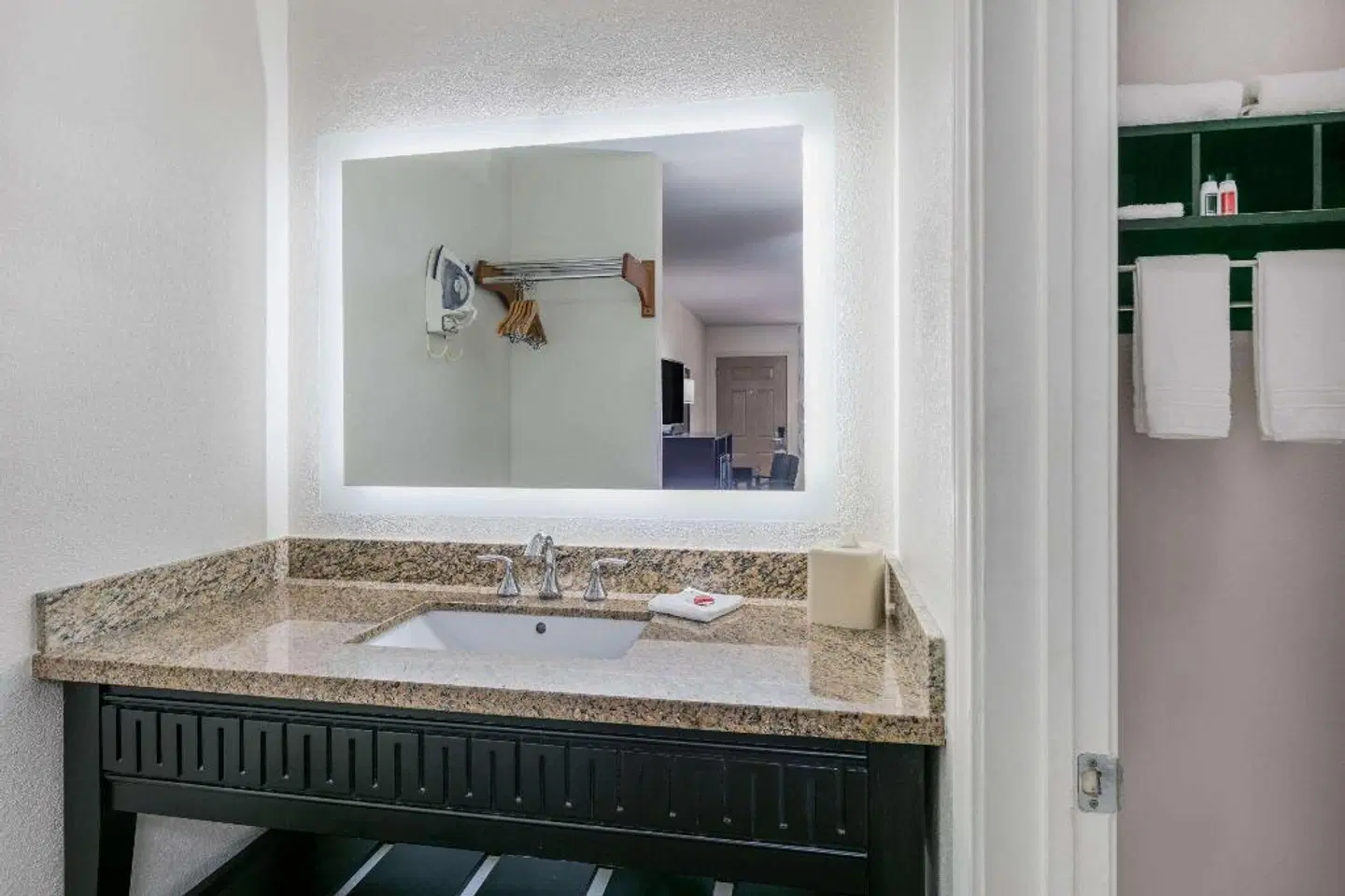 Days Inn by Wyndham Granbury Badezimmer