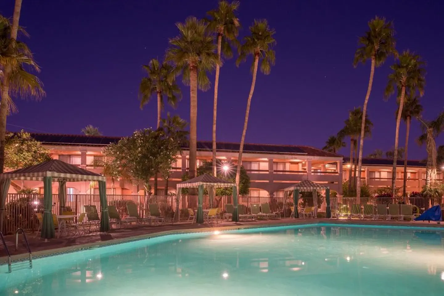 La Fuente Inn & Suites OUTDOOR_POOL