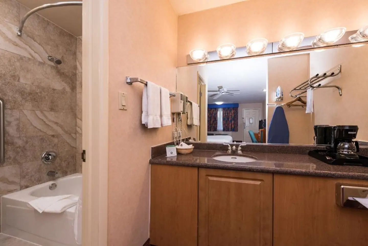 La Fuente Inn & Suites Badezimmer
