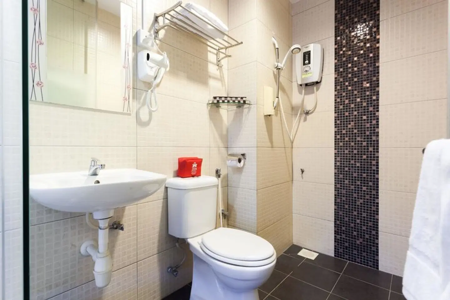 ZEN Rooms Twin Hotel Badezimmer