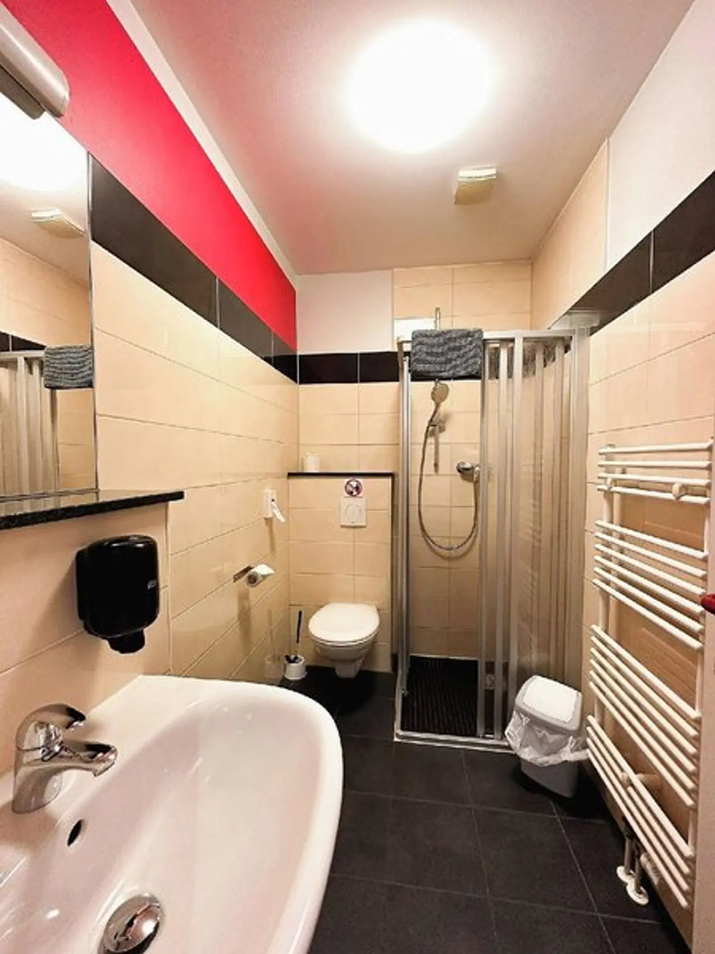 Holi Hostel Hotel Badezimmer