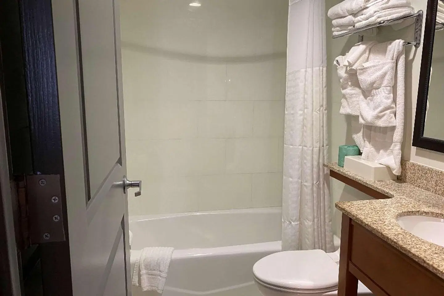 Ramada by Wyndham New York Times Square West Badezimmer