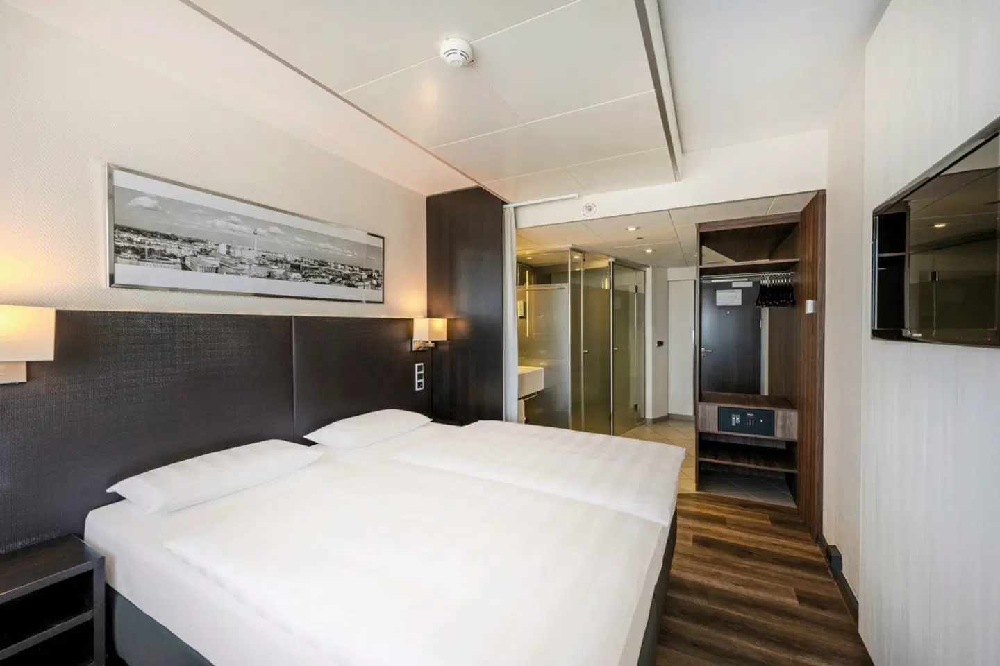 Park Inn by Radisson Berlin Alexanderplatz - inkl. Eintrittskarte DFB Pokalfinale ROOM_EXAMPLE