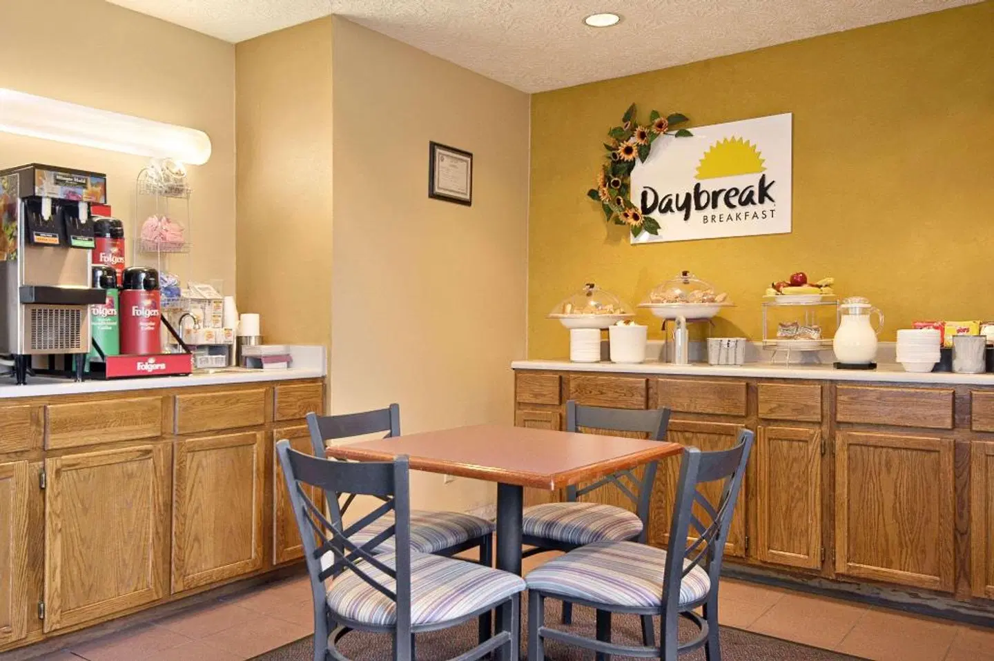 Days Inn by Wyndham Plainfield Bar