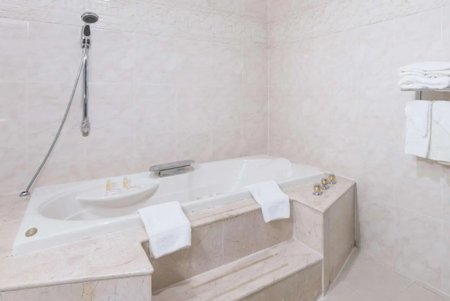 Days Inn by Wyndham Hicksville Long Island Badezimmer
