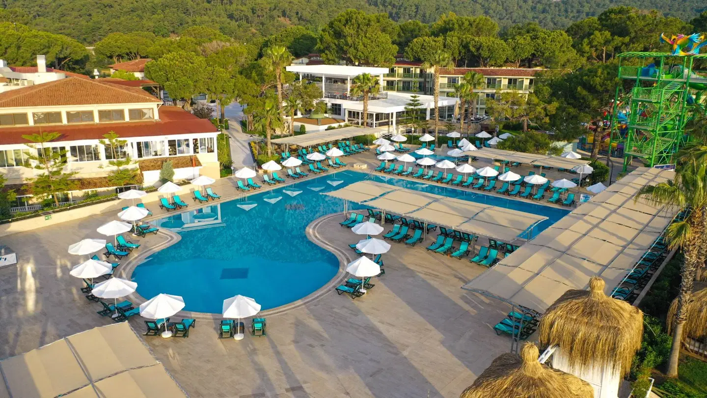 Crystal Flora Pearl Collection OUTDOOR_POOL