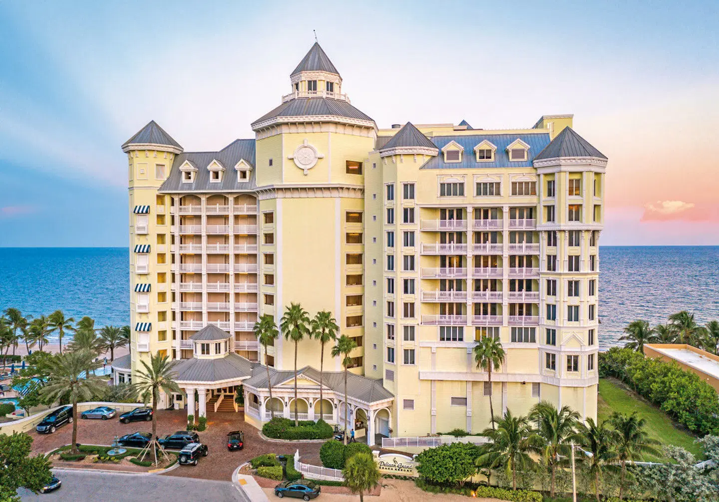 Pelican Grand Beach Resort EXTERIOR