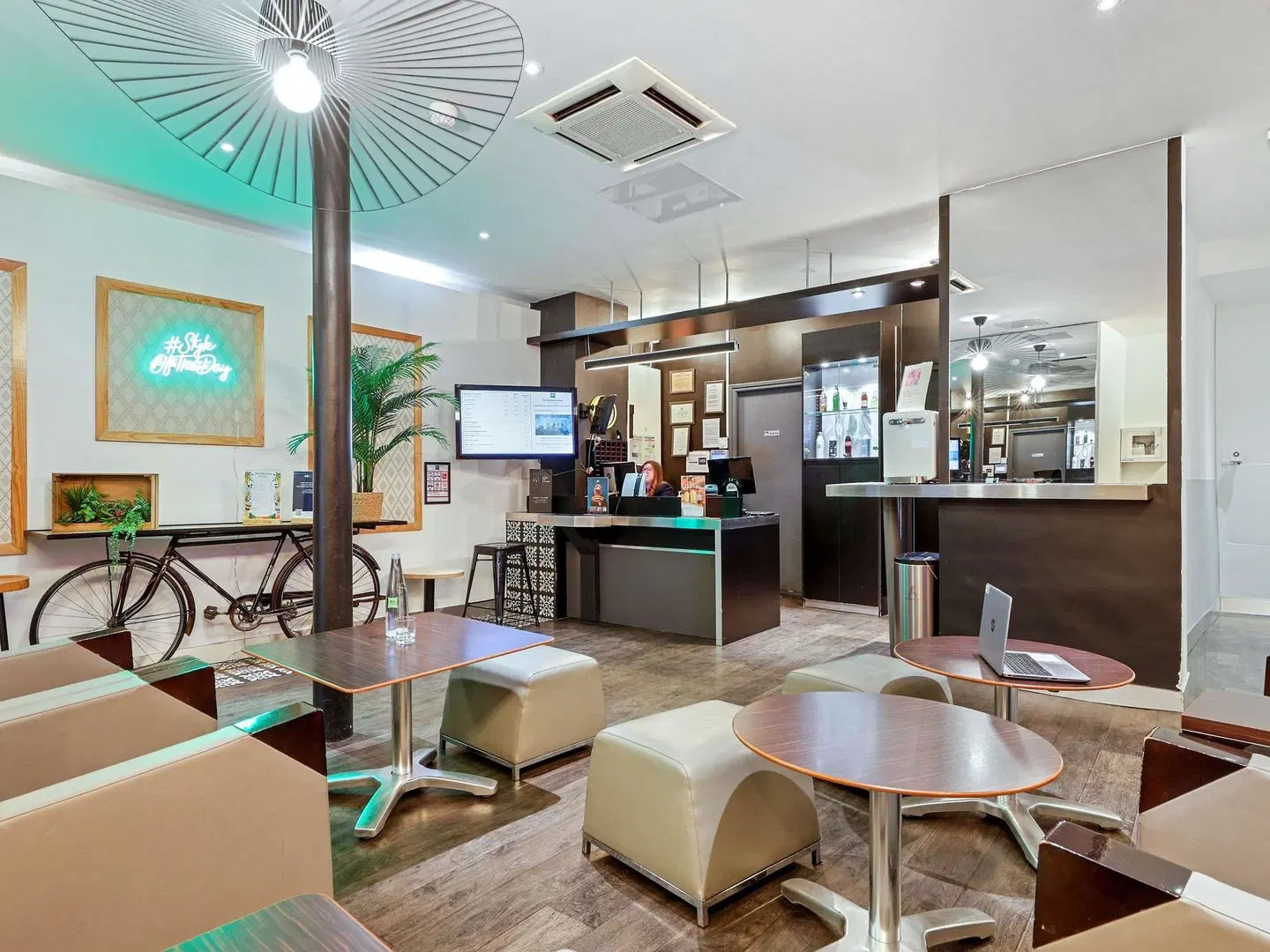 ibis Styles Paris République Bar