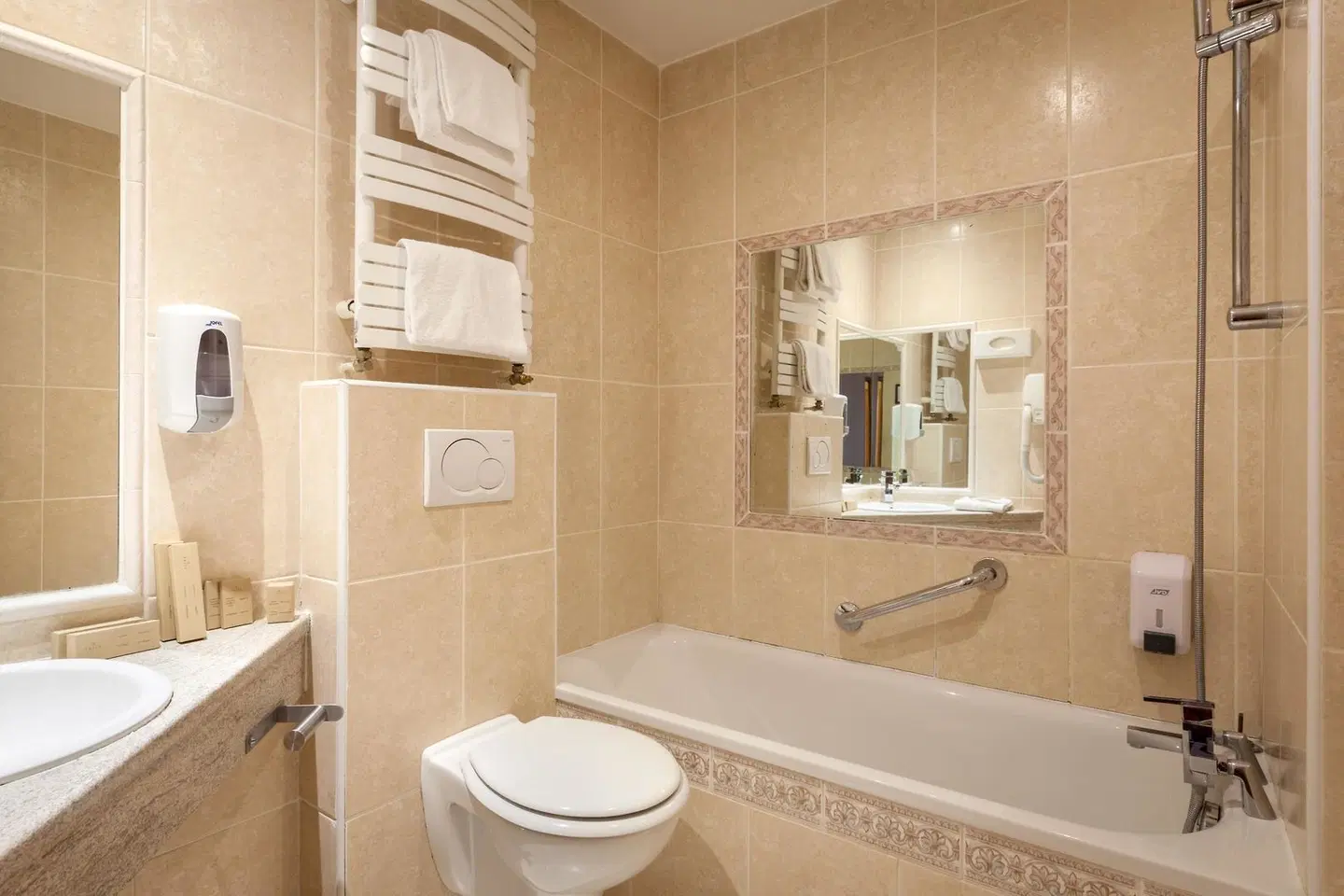 Grand Hôtel Amelot Badezimmer