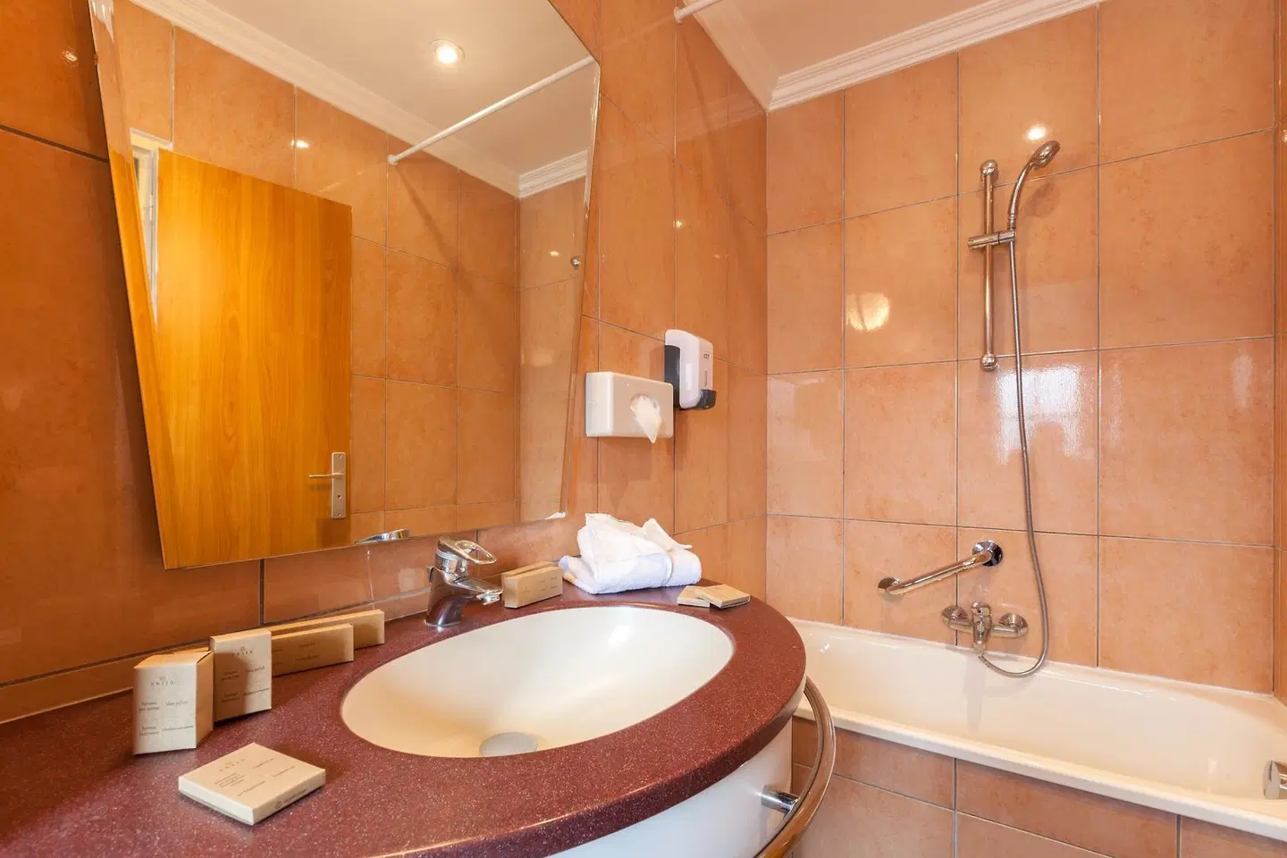 Grand Hôtel Amelot Badezimmer