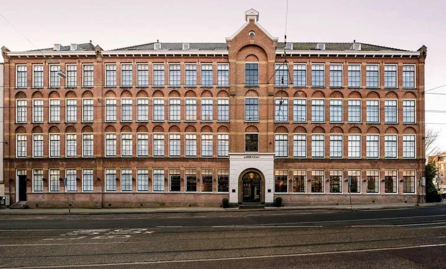 Sir Albert EXTERIOR