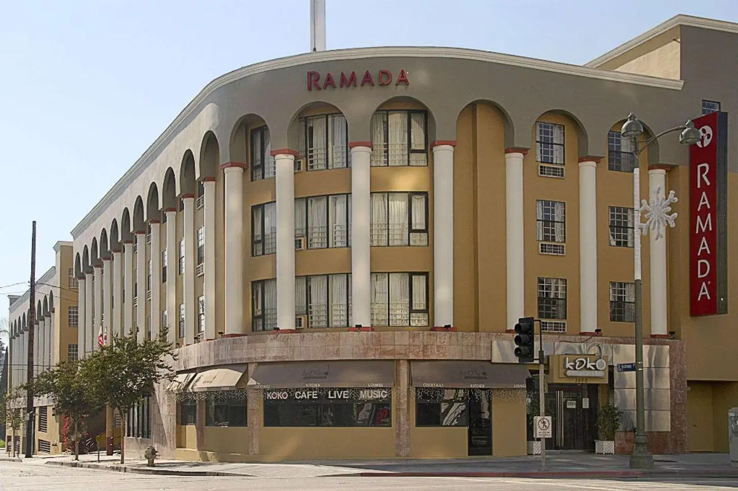 Ramada Wilshire EXTERIOR