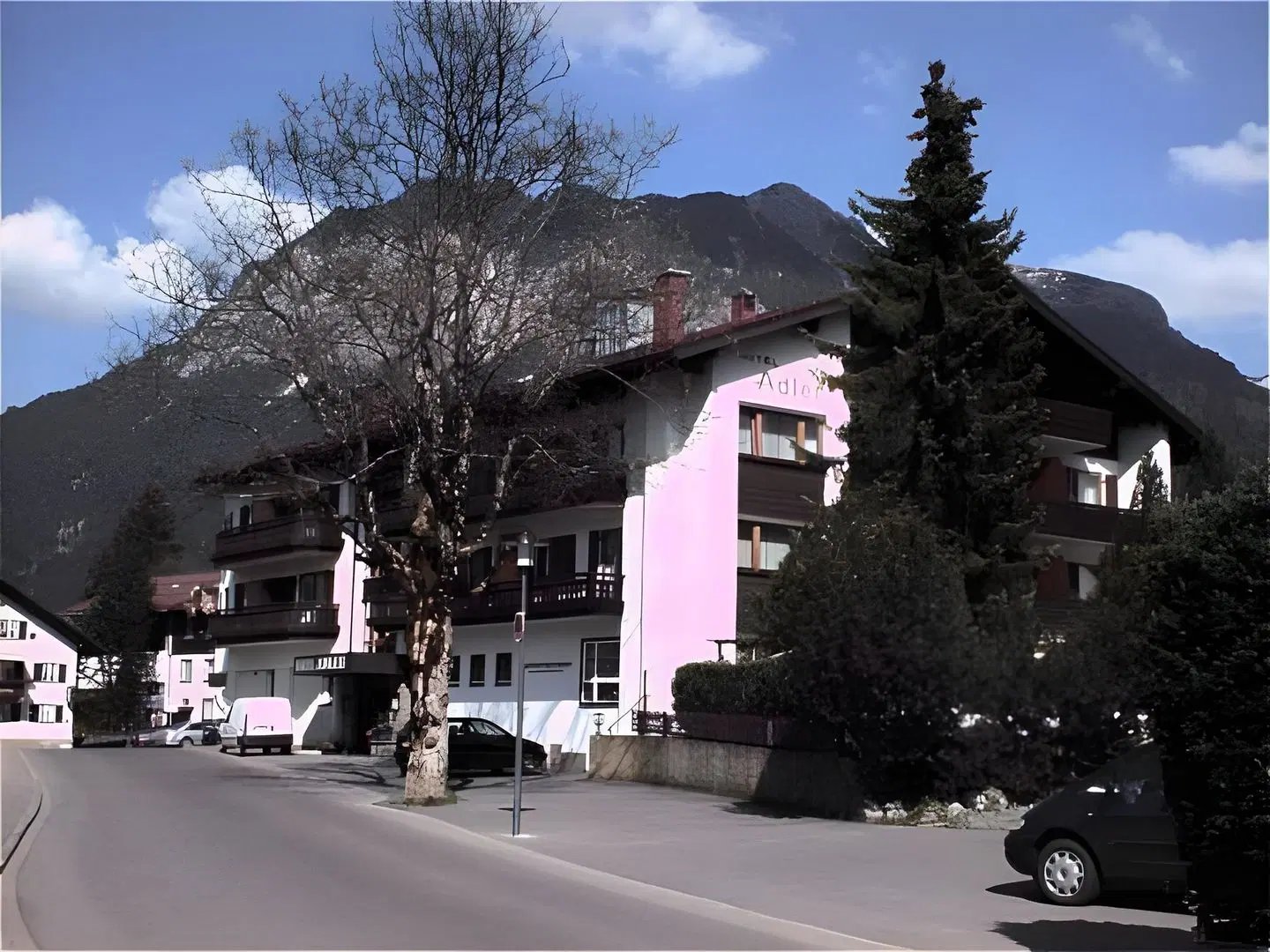 Adler EXTERIOR