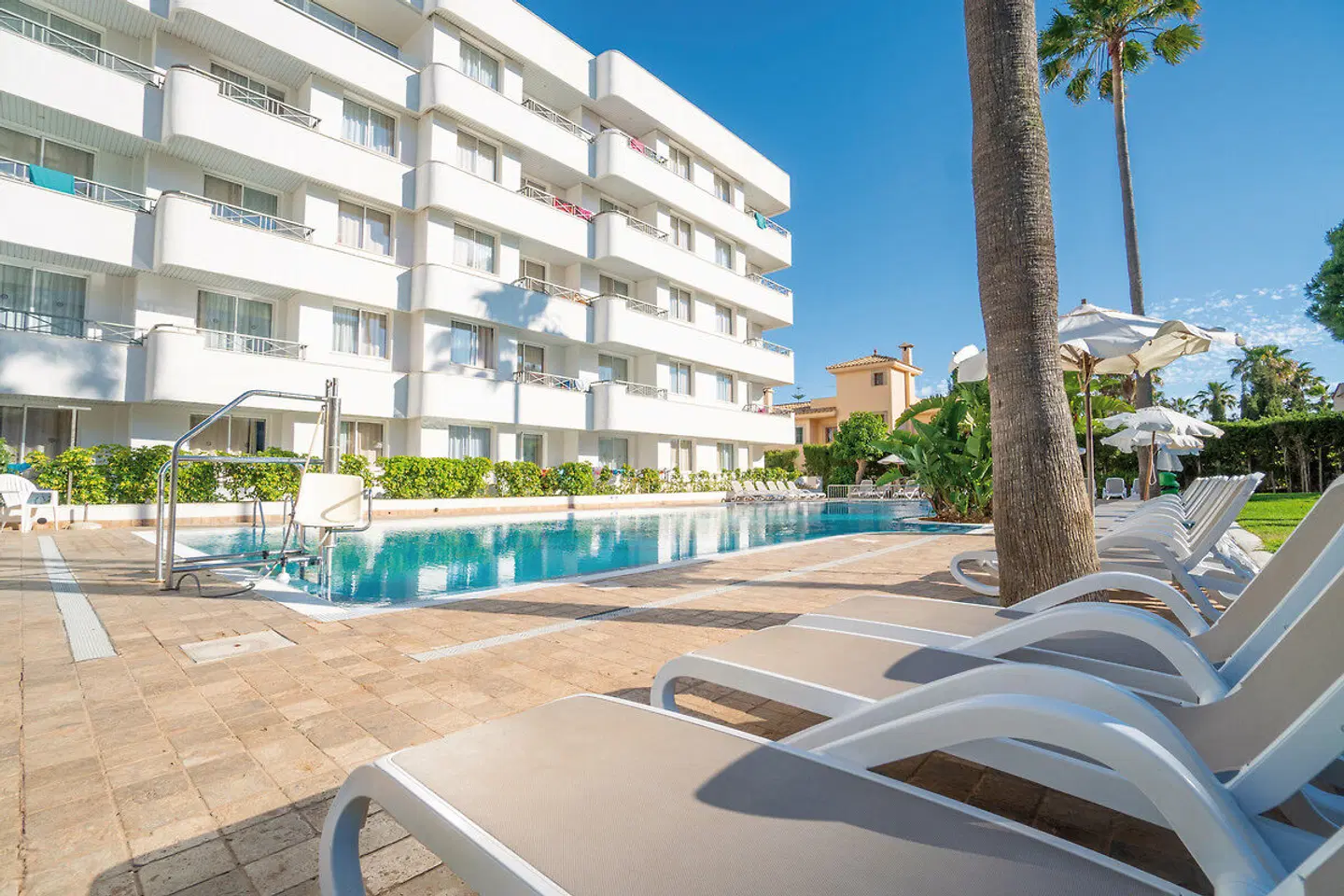 Tropicana OUTDOOR_POOL