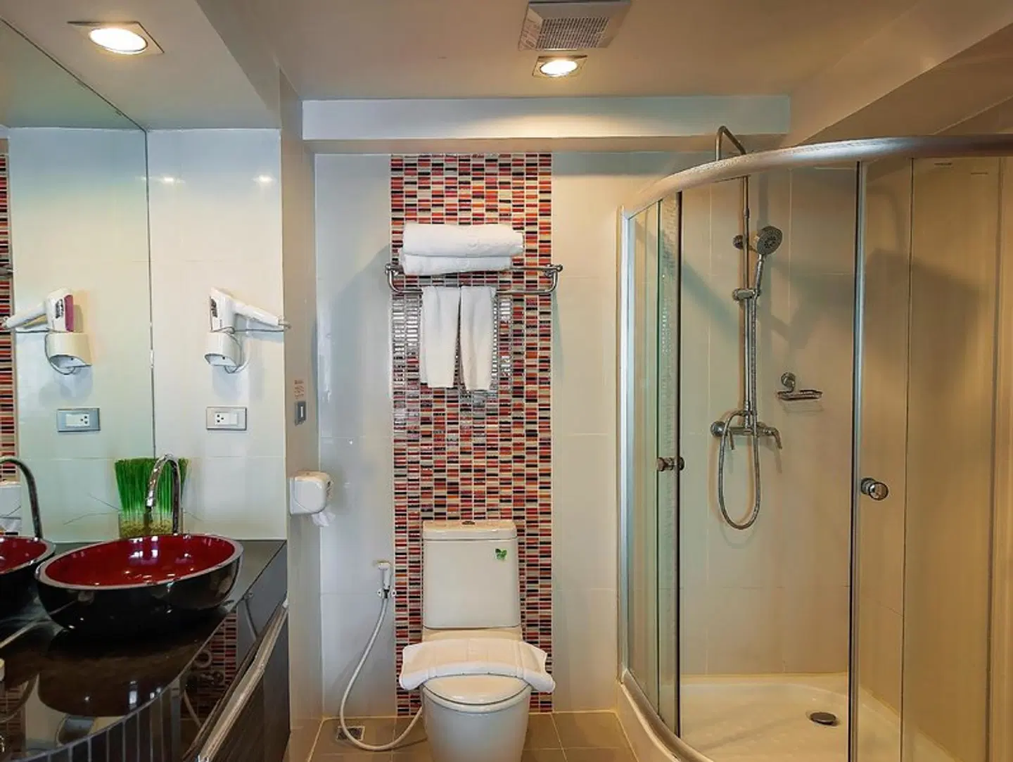 Khon Kaen Hotel BATHROOM