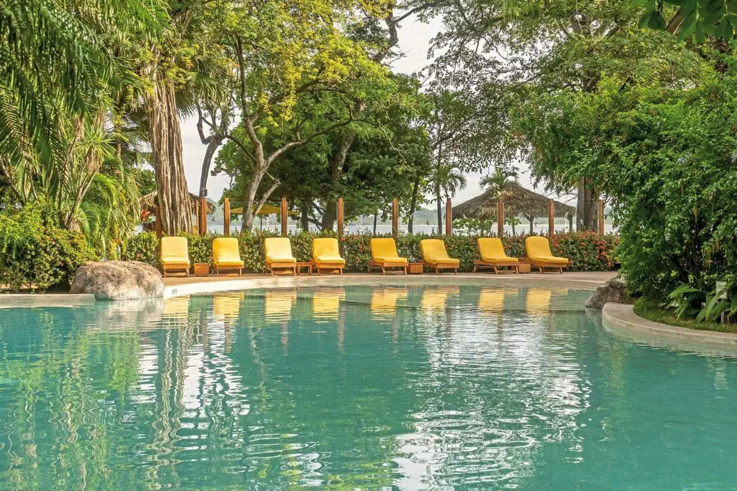 Capitan Suizo Beachfront Boutique Hotel OUTDOOR_POOL