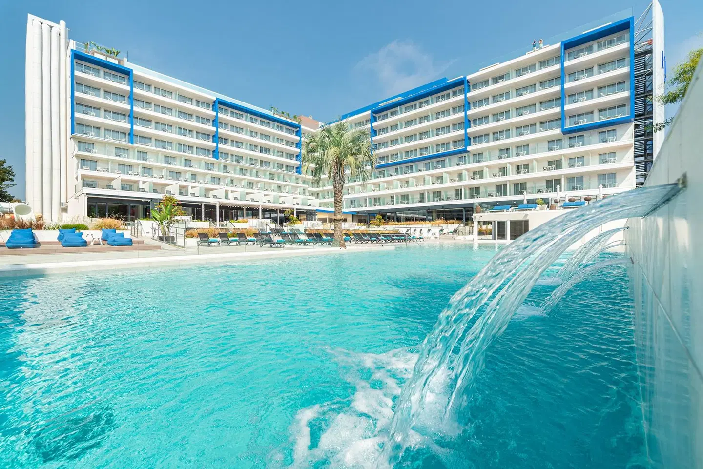 LAzure Hotel OUTDOOR_POOL