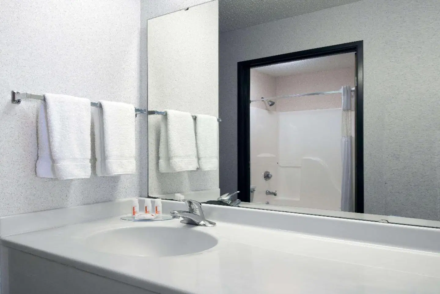 Baymont by Wyndham Columbus/Rickenbacker Badezimmer