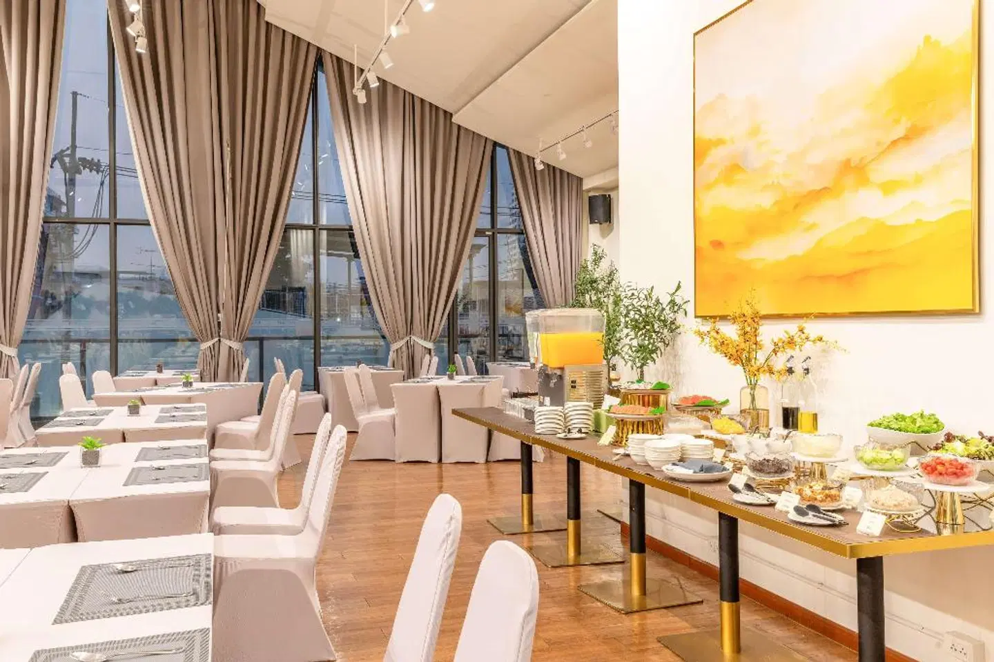 SureStay By Best Western Iconic Ari Jatujak Restaurant