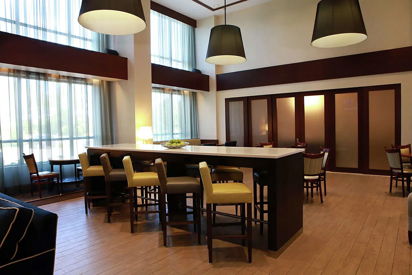 Hampton Inn & Suites by Hilton Laval Bar