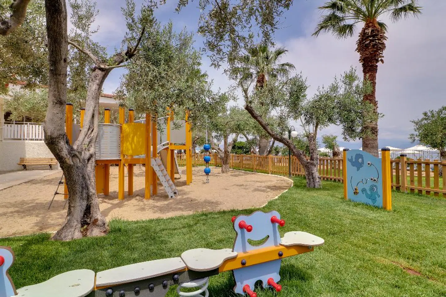 Calamos Beach Family Club Hotel Garten