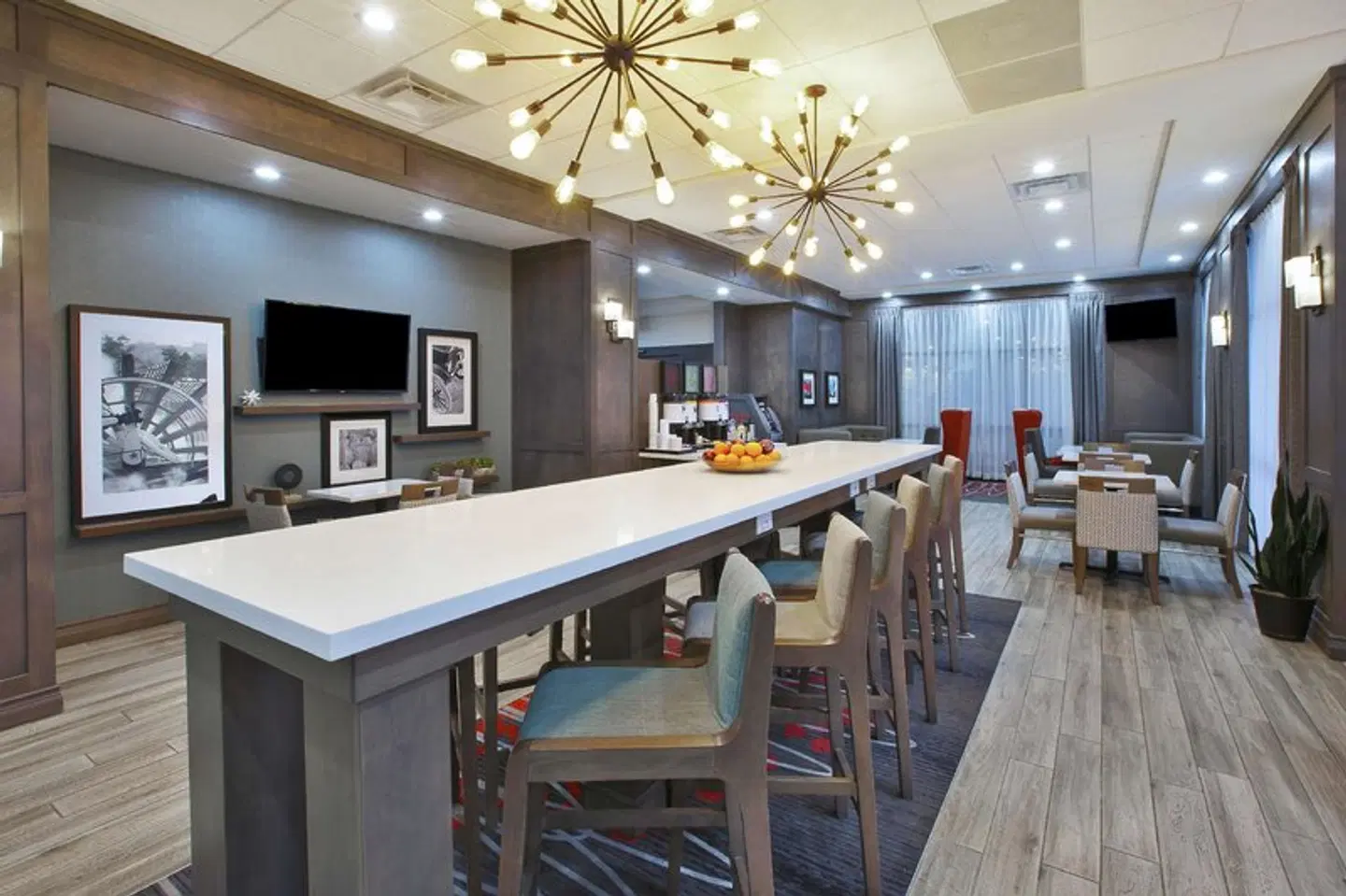 Hampton Inn by Hilton Detroit Dearborn Bar