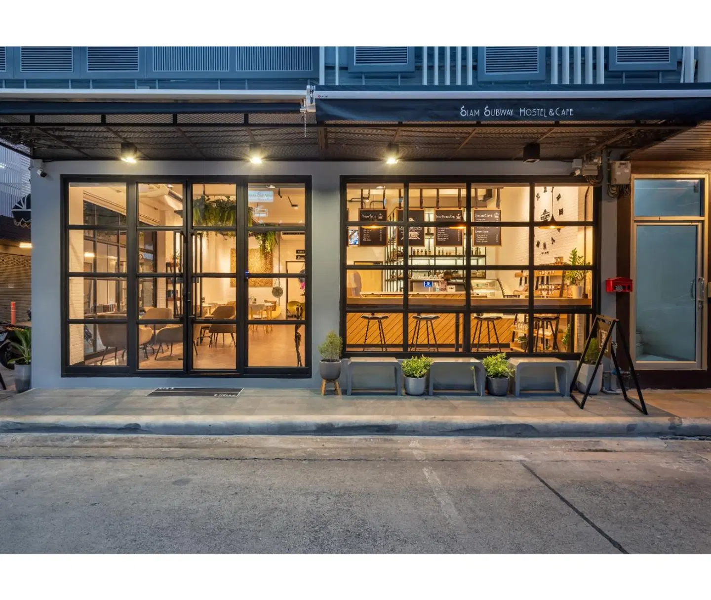 Siam Subway Hostel and Café EXTERIOR