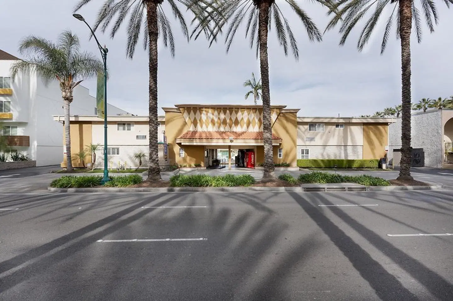 Americas Best Value Inn & Suites Anaheim EXTERIOR
