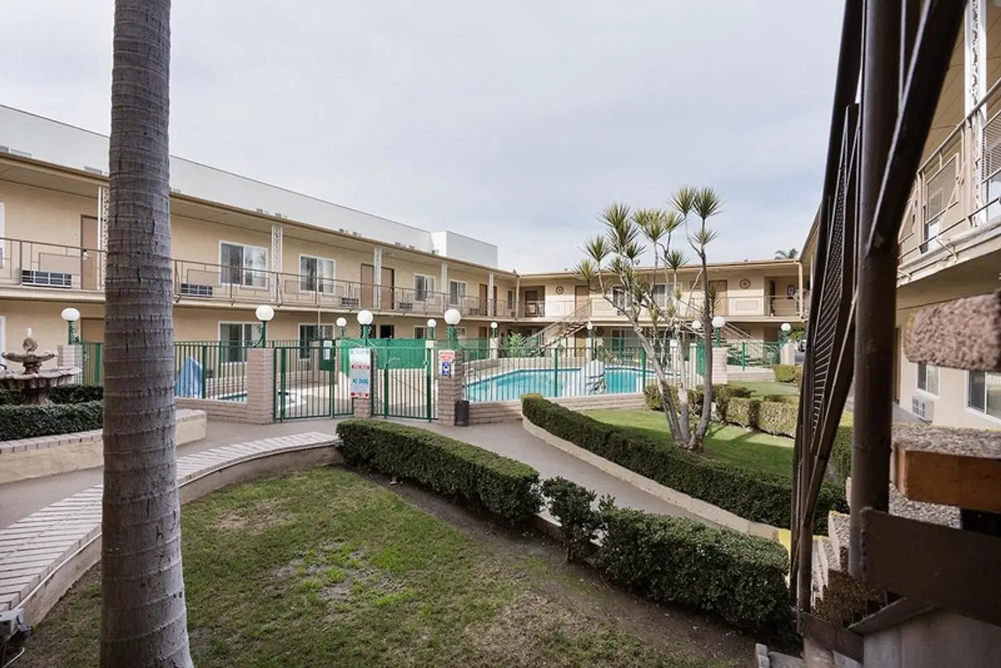 Americas Best Value Inn & Suites Anaheim EXTERIOR