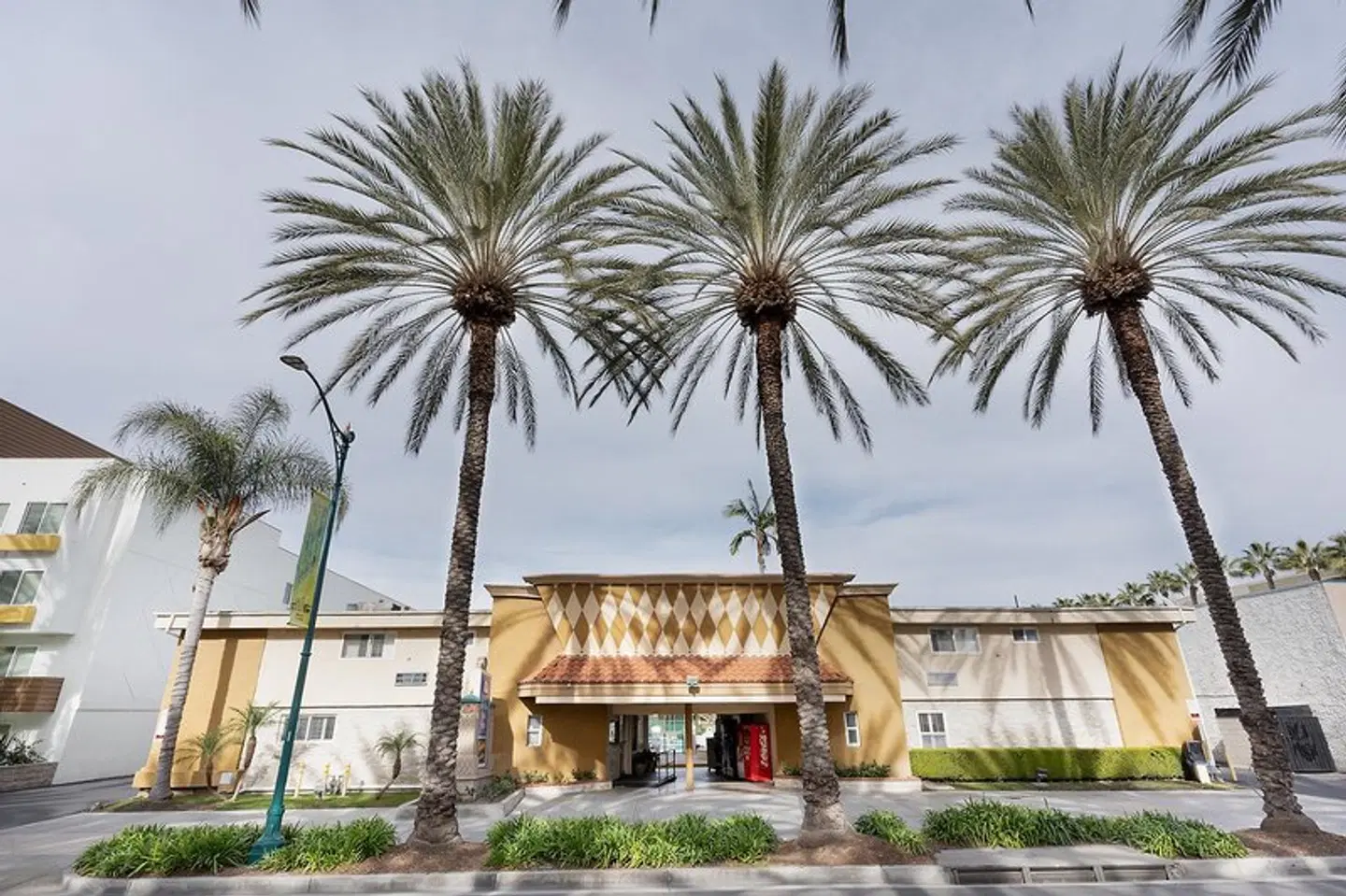 Americas Best Value Inn & Suites Anaheim EXTERIOR