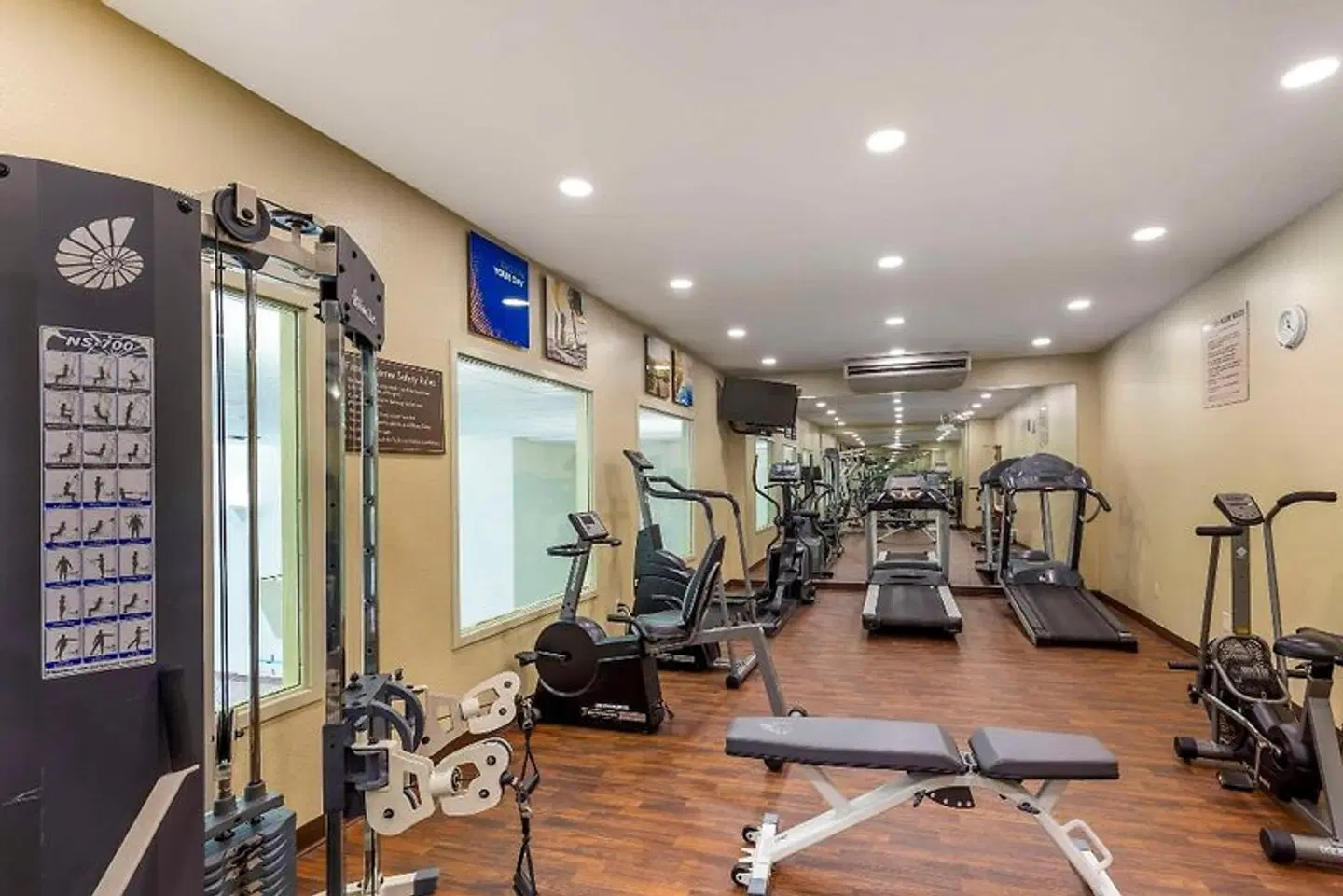 Comfort Inn & Suites SPORTS_AND_LEISURE