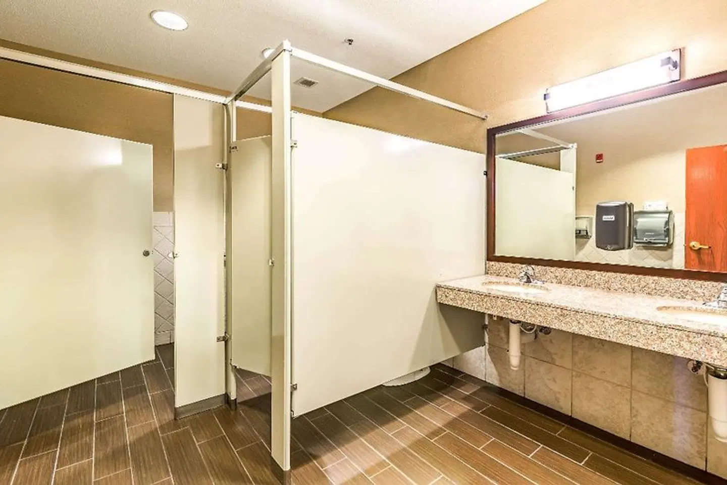 Comfort Inn & Suites ROOM_EXAMPLE